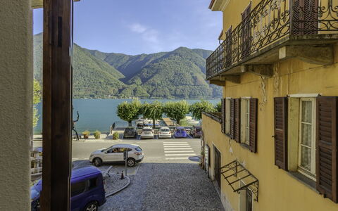 La Finestra sul Lago: Bjergkæde, Altan, Ferieby