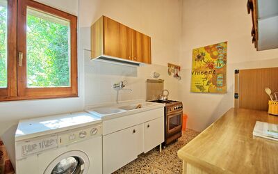 Montescalari 4: Ejendom, Værelse, Køkken, Møbel, Cabinetry, Hus, Bygning, Ejendom, Gul, Indretning