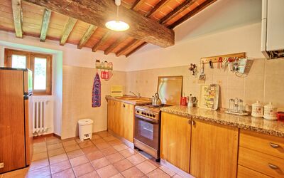 Montescalari 3: Ejendom, Værelse, Bygning, Køkken, Møbel, Hus, Countertop, Loft, Ejendom, Indretning
