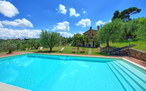 Villa Ulivi: Vand, Himmel, Sky, Ejendom, Svømmepøl, Plante, Bygning, Azure, Træ, Skygge