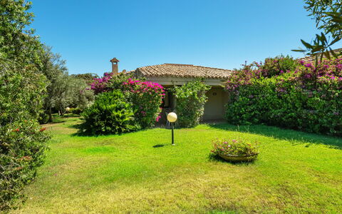 Villasimius 300: Busk, Have, Estate, Stuehus, Sommerhus, Lawn, Hacienda, Landscaping, Eco Hotel