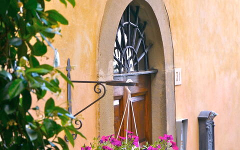 Santo Agostino: Arch, Blomst, Vindue, Plante, Arkitektur, Træ, Bygning, Dør, Hus, Facade