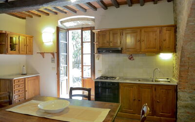 Ciclamino: Cabinetry, Møbel, Køkkenvask, Ejendom, Countertop, Bord, Træ, Håndvask, Vindue, Køkken
