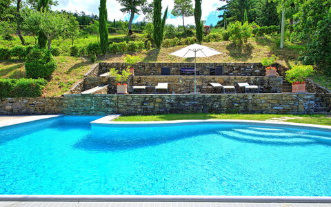 Villa Margherita: Svømmepøl, Ejendom, Naturlige Landskab, Fritid, Græs, Udvej, Landscaping, Landskab, Estate, Backyard