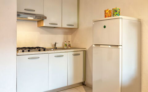 Golfo di Marinella 300: Køkken Apparat, Køkken, Større Bandage, Countertop, Husholdningsapparat, Cabinetry, Køkkenvask, Indretning, Komfur, Komfur