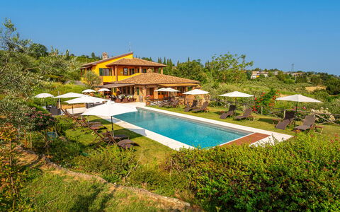 Villa Amadeo: Himmel, Vand, Plante, Svømmepøl, Naturlige Landskab, Skygge, Rektangel, Bygning, Udendørs Møbler, Arecales