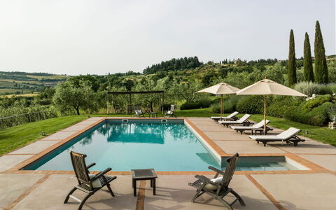 Villa Danilo: Vand, Himmel, Plante, Ejendom, Svømmepøl, Natur, Udendørs Møbler, Skygge, Træ, Fritid