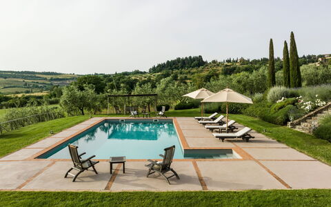 Villa Danilo: Himmel, Plante, Vand, Svømmepøl, Træ, Bygning, Udendørs Møbler, Skygge, Fritid, Rektangel