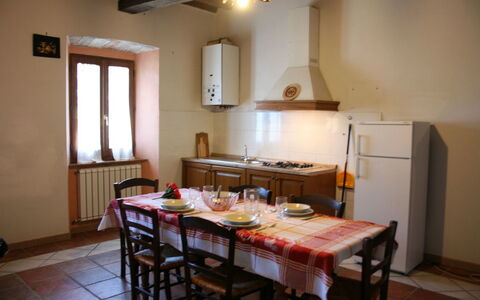 Fattoria le Chianacce: Værelse, Ejendom, Møbel, Bygning, Spisestue, Indretning, Bord, Loft, Etage, Hus
