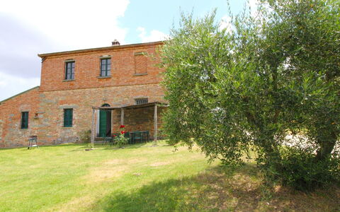 Santa Vittoria: Plante, Sky, Bygning, Himmel, Vindue, Naturlige Landskab, Træ, Hus, Land Lot, Græs