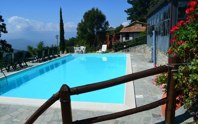 Agriturismo Flora: Vand, Plante, Bygning, Ejendom, Svømmepøl, Himmel, Blomst, Azure, Træ, Sky
