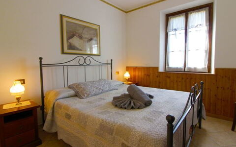 Villa Alabastro: Soveværelse, Seng, Møbel, Værelse, Ejendom, Bed Frame, Sengetøj, Madras, Etage, Væg
