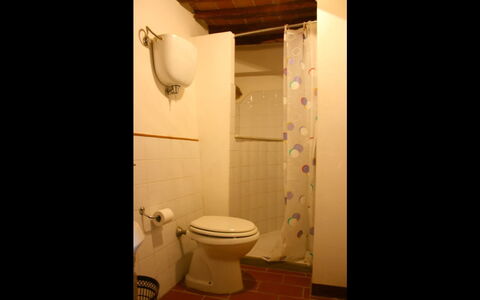 San Eusebio: Badeværelse, Ejendom, Værelse, Toilet, Sanitærarmatur, Toiletbræt, Bidet, Badeværelsesvask, Væg, Arkitektur