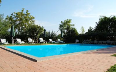 Casa Grion: Vand, Himmel, Plante, Ejendom, Svømmepøl, Azure, Træ, Skygge, Græs, Fritid