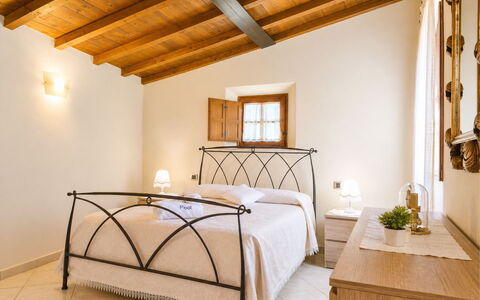 Pieve di Sant Ippolito: Møbel, Indretning, Seng, Loft, Gulvbelægning, Soveværelse, Etage, Bed Frame, Hjem, Værelse