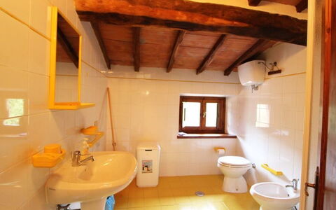 Casale Aiola: Værelse, Badeværelse, Ejendom, Bygning, Indretning, Hus, Loft, Sanitærarmatur, Arkitektur, Toilet