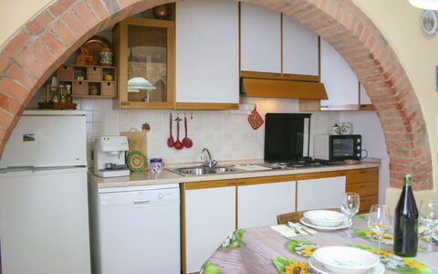 Podere San Bono: Køkken, Køkken Apparat, Indretning, Møbel, Større Bandage, Countertop, Gulvbelægning, Loft, Køkken & Spisebord, Husholdningsapparat