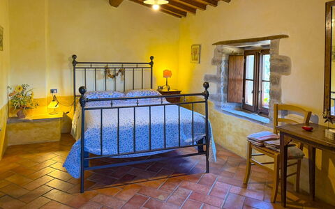 Torre di Vignale: Gulvbelægning, Soveværelse, Seng, Lampe, Sengetøj, Sengetøj, Bed Frame, Stueplante, Villa