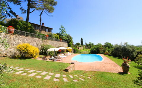 Villa Verniana: Plante, Himmel, Ejendom, Vand, Træ, Natur, Azure, Bygning, Land Lot, Udendørs Møbler
