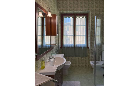 Villa Verniana: Indretning, Sanitærarmatur, Badeværelsesvask, Gulvbelægning, Etage, Håndvask, Badeværelse, Vvs, Tap, Værelse