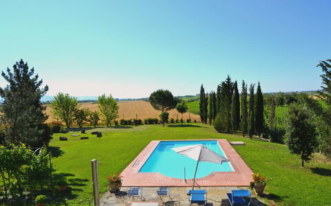 Villa Cantagallo: Himmel, Plante, Ejendom, Træ, Land Lot, Naturlige Landskab, Skygge, Græs, Landskab, Landdistrikt