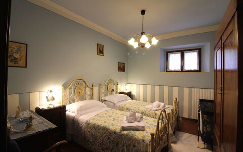 Agriturismo Arcobaleno: Soveværelse, Seng, Værelse, Møbel, Ejendom, Sengetøj, Indretning, Bed Frame, Loft, Sengetøj