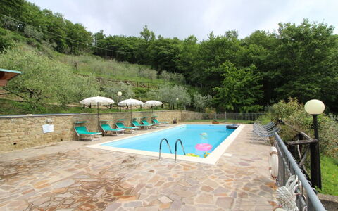 Agriturismo Ca di Vestro: Vand, Himmel, Plante, Sky, Svømmepøl, Træ, Skygge, Land Lot, Rektangel, Fritid