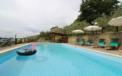 Agriturismo Ca di Vestro: Vand, Bygning, Himmel, Plante, Svømmepøl, Badeby, Sky, Hus, Træ, Stol