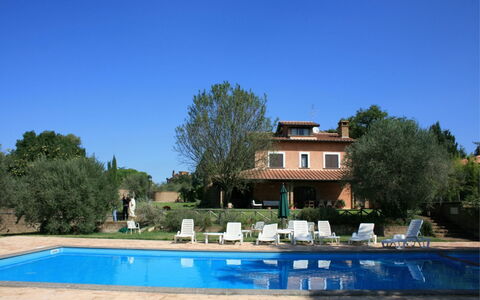 Villa Iris: Himmel, Vand, Bygning, Plante, Ejendom, Vindue, Træ, Hus, Svømmepøl, Land Lot