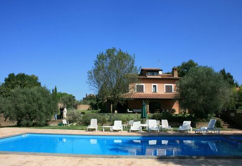 Villa Iris: Himmel, Vand, Bygning, Plante, Ejendom, Vindue, Træ, Hus, Svømmepøl, Land Lot