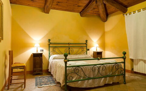 Casa la Primula: Værelse, Soveværelse, Møbel, Seng, Ejendom, Indretning, Bed Frame, Bygning, Hus, Sengetøj