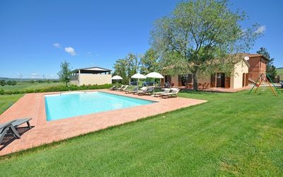 Pienza: Ejendom, Svømmepøl, Græs, Ejendom, Hjem, Land Lot, Hus, Estate, Bygning, Backyard