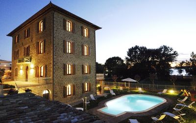 Trasimeno: Ejendom, Hjem, Bygning, Hus, Himmel, Ejendom, Svømmepøl, Arkitektur, Belysning, Estate