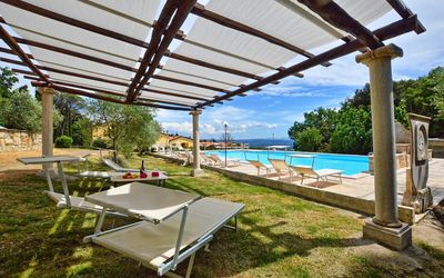 Le Sculture: Ejendom, Ejendom, Hus, Bygning, Hjem, Estate, Skygge, Svømmepøl, Værelse, Pergola