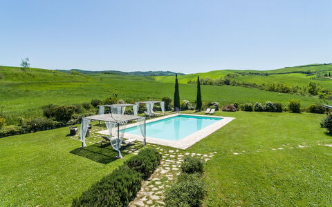 Villa Castiglione: Svømmepøl, Lawn, Have, Estate, Stuehus, Eng, Landscaping, Villa, Backyard, Gård