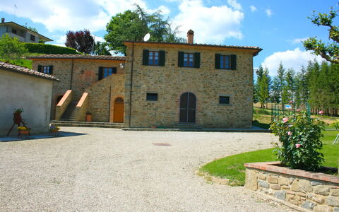 Casa Antica: Sky, Plante, Himmel, Bygning, Vindue, Træ, Land Lot, Græs, Sommerhus, Boligområde
