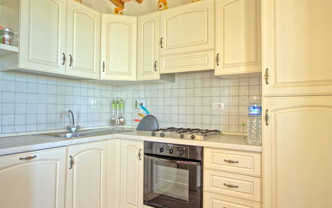 Villa Roberto: Cabinetry, Countertop, Værelse, Ejendom, Køkken, Møbel, Flise, Indretning, Belysning, Hjem