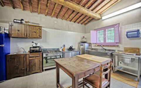 Villa Marginone: Værelse, Ejendom, Møbel, Køkken, Bygning, Indretning, Countertop, Cabinetry, Hus, Etage