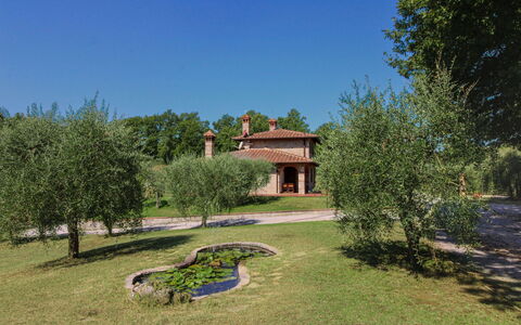 La Casetta nel Bosco: Estate, Stuehus, Have, Landscaping, Hacienda, Lawn, Villa, Gård, Backyard, Mansion