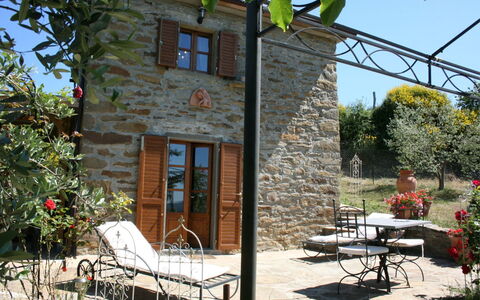 La Casina del Bosco: Plante, Bygning, Møbel, Ejendom, Bord, Vindue, Stol, Skygge, Sommerhus, Udendørs Møbler