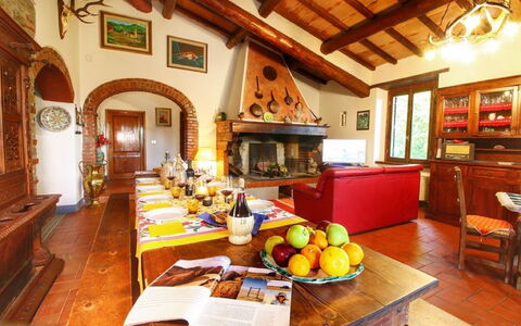 Civitella: Ejendom, Bygning, Værelse, Hus, Indretning, Ejendom, Hjem, Villa, Morgenmad, Stue