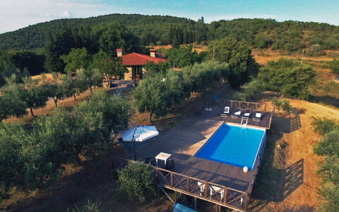 Civitella: Ejendom, Luftfotografering, Hill Station, Hus, Ejendom, Estate, Landdistrikt, Svømmepøl, Træ, Hjem