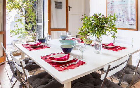 Casa Dei Lentischi: Møbel, Stol, Indretning, Bord, Spisestue, Køkken & Spisebord, Bordservice, Gulvbelægning, Textile, Værelse