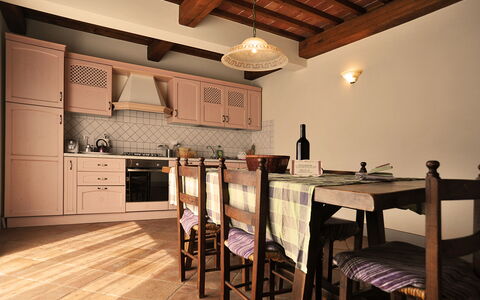 Casa Fabrizio: Møbel, Cabinetry, Bord, Stol, Countertop, Træ, Indretning, Etage, Køkken, Bejdse