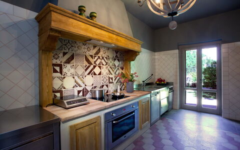 Villa Gubbio: Countertop, Ejendom, Værelse, Flise, Køkken, Bygning, Indretning, Cabinetry, Møbel, Etage