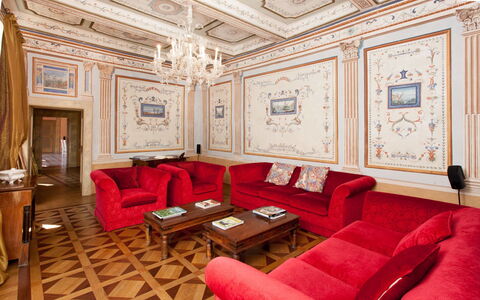 Villa Gubbio: Værelse, Ejendom, Indretning, Møbel, Rød, Bygning, Stue, Loft, Suite, Hus