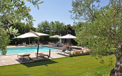 Pitigliano: Ejendom, Svømmepøl, Udvej, Bygning, Ejendom, Fritid, Hus, Eco Hotel, Estate, Skygge