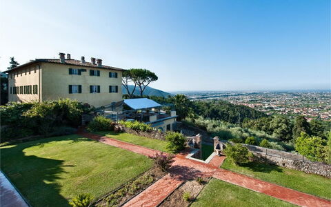 Villa Camaiore: Ejendom, Ejendom, Bygning, Hus, Estate, Himmel, Hjem, Boligområde, Arkitektur, Mansion