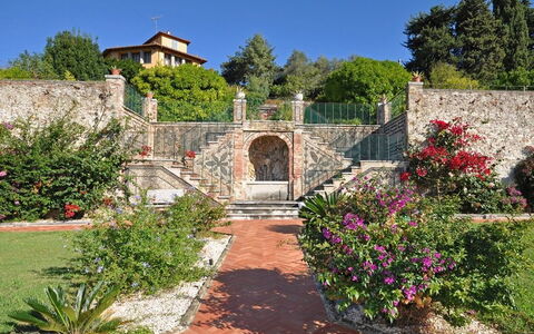 Villa Camaiore: Ejendom, Have, Væg, Bygning, Botanik, Gård, Hus, Landskab, Landscaping, Plante