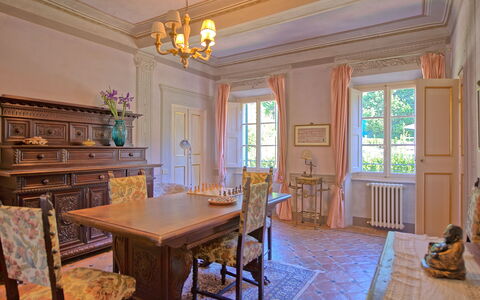 Villa Camaiore: Værelse, Ejendom, Bygning, Møbel, Indretning, Loft, Hjem, Spisestue, Hus, Estate